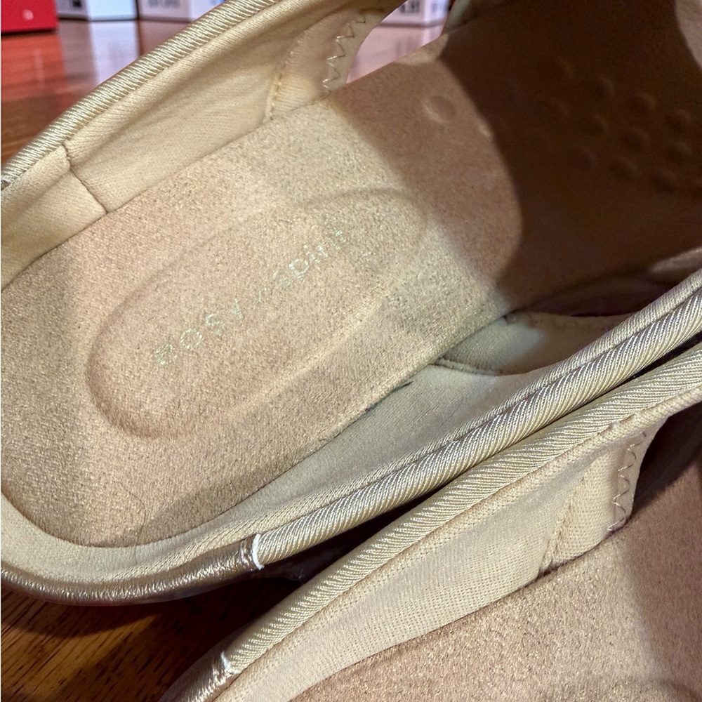 Easy Spirit Tan and Gold Sandals - Picture 5 of 7